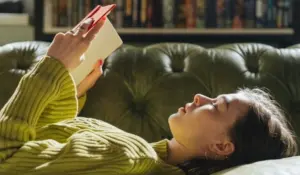 Frau mit Buch hell genauso Alltagslyrik von Karin Ellmer