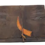 Clutch aus dunklem Leder