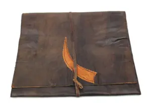 Clutch aus dunklem Leder